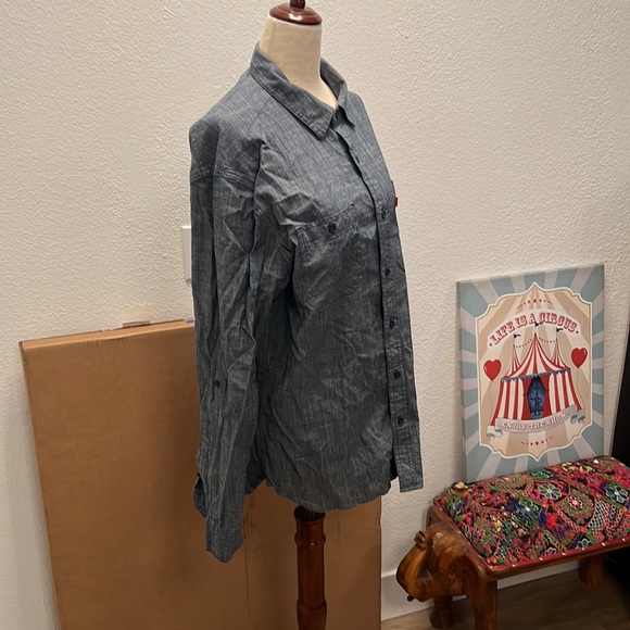 Levis Stretch button down long sleeve shirt - Picture 2 of 4